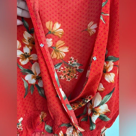 One Clothing Junior’s Blouse Red Floral Snap Closure Size Smalll - Picture 9 of 10